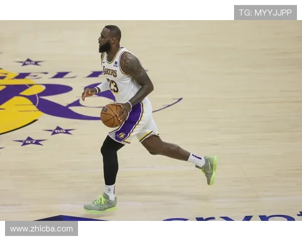 詹姆斯再创里程碑率湖人逆转取胜年轻球员表现成全场焦点