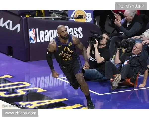 詹姆斯追平NBA历史得分纪录 湖人战胜热火继续冲击季后赛